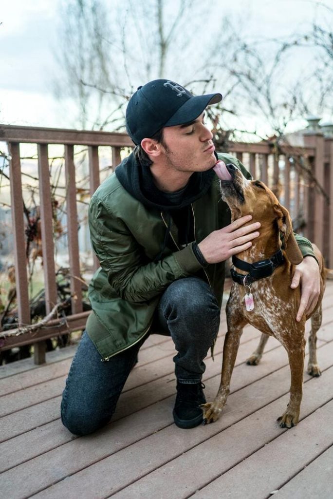 chien qui lèche son maître